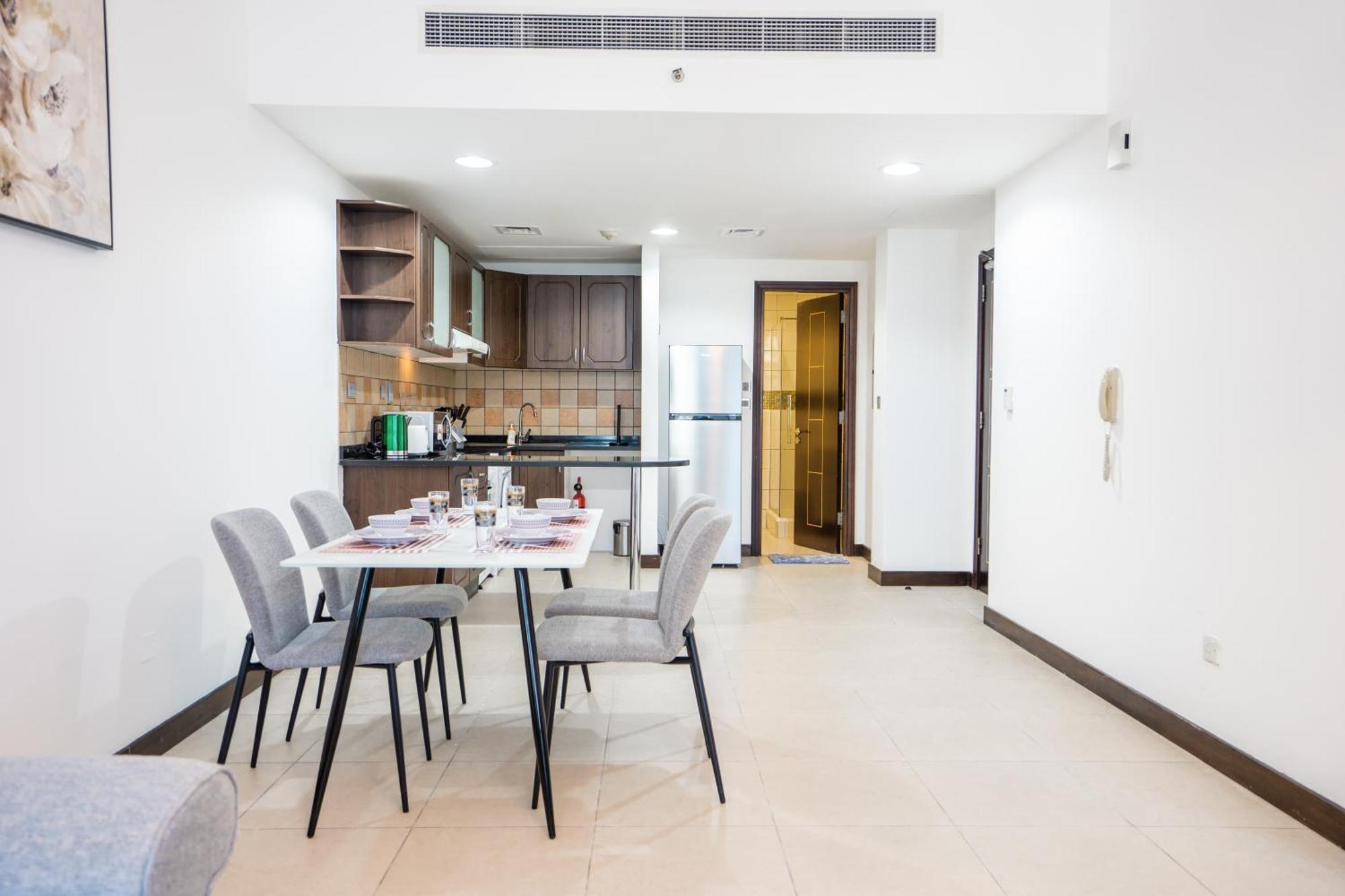 1br Near Metro Jlt Pool Gym Fast Wi-fi Apartment *