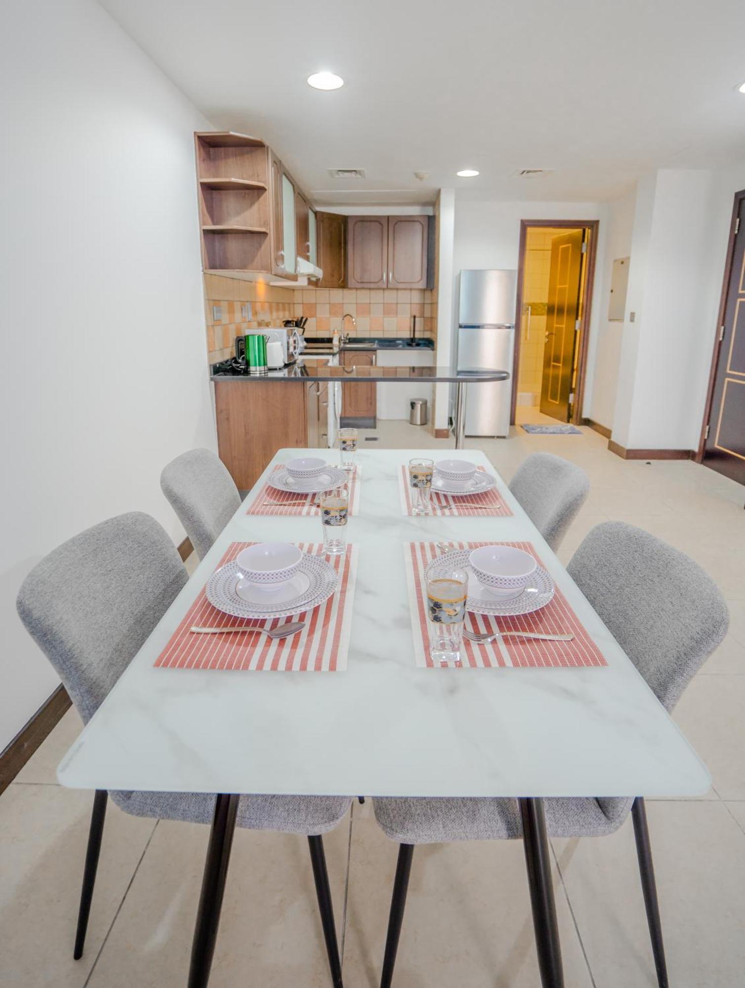 1br Near Metro Jlt Pool Gym Fast Wi-fi Apartment