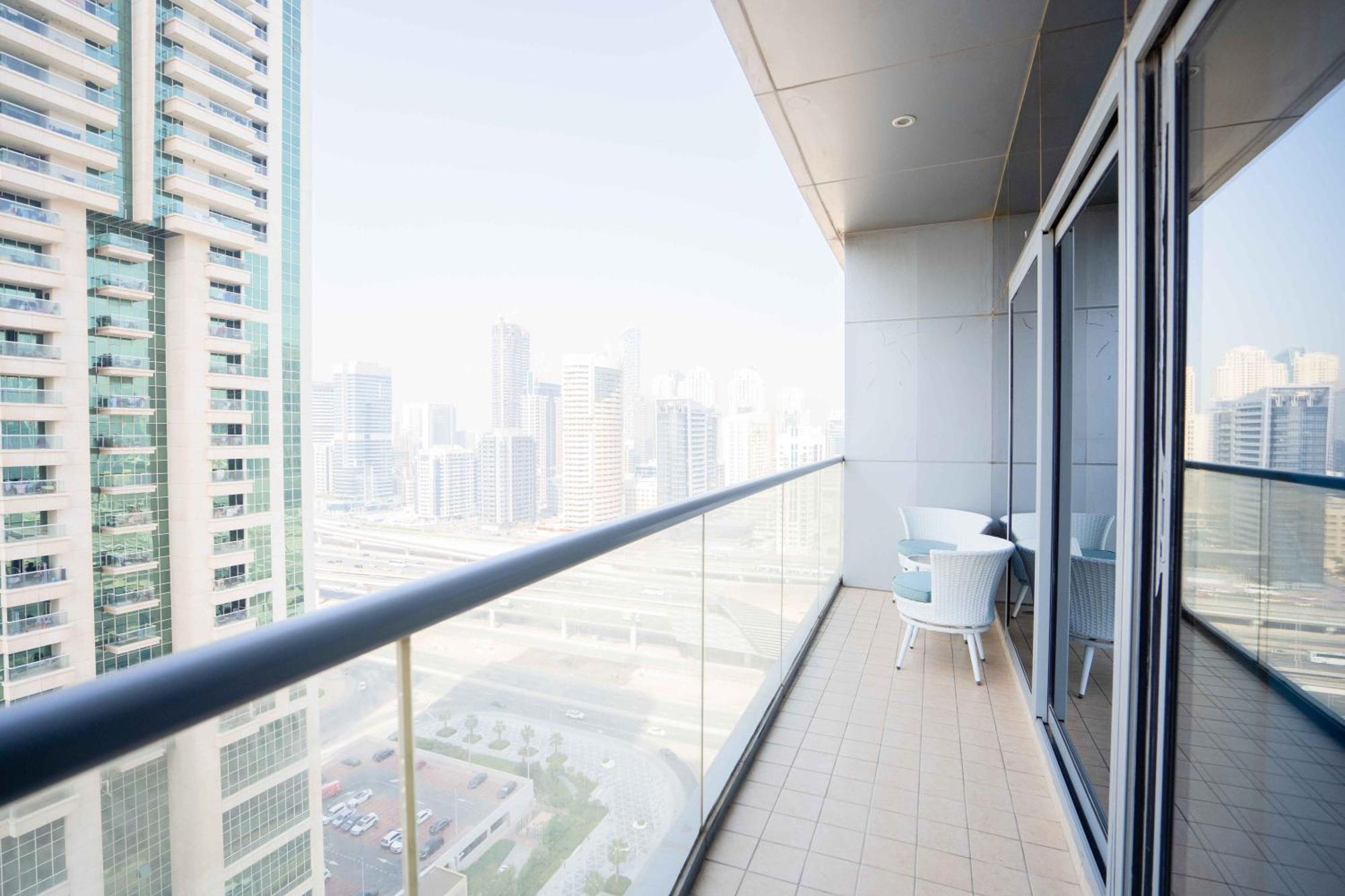 Apartment 1br Near Metro Jlt Pool Gym Fast Wi-fi