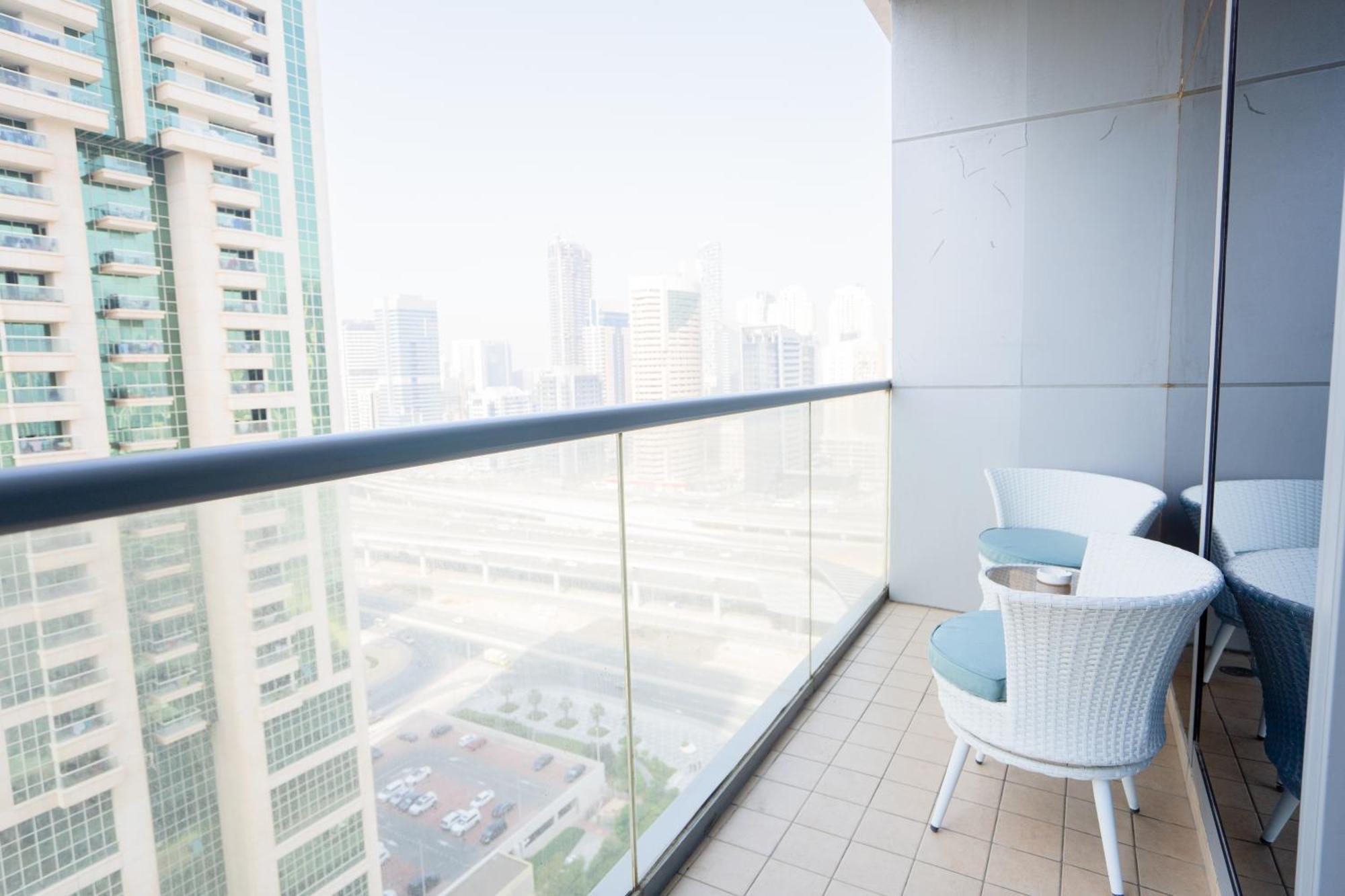 1br Near Metro Jlt Pool Gym Fast Wi-fi Apartment *