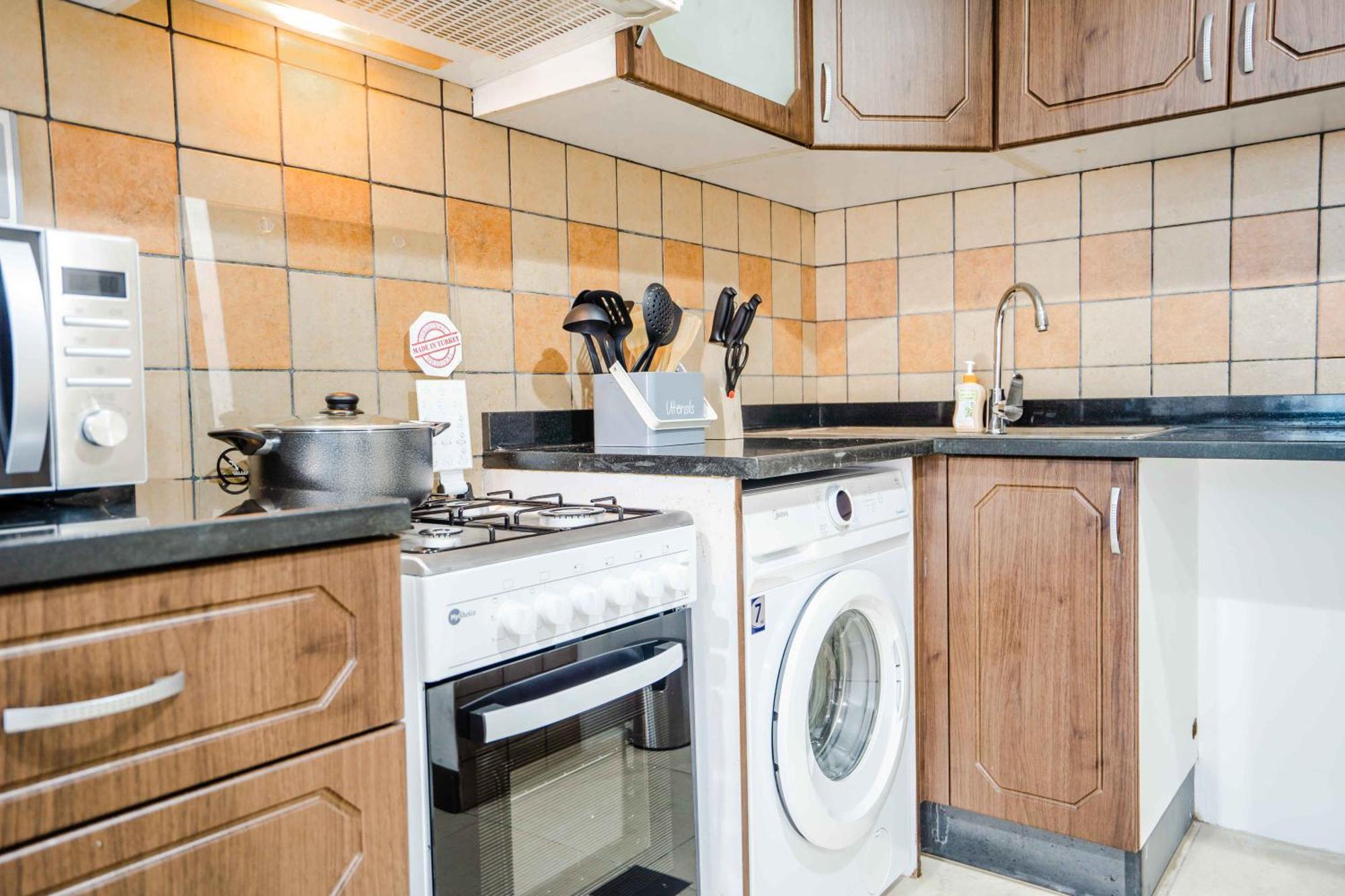 1br Near Metro Jlt Pool Gym Fast Wi-fi *